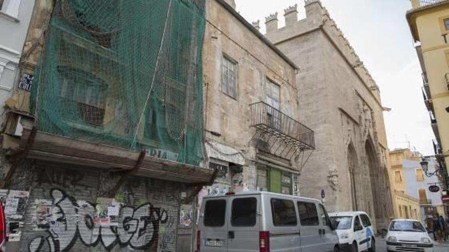 El ayuntamiento adjudica la restauración de los edificios ruinosos que afean la Lonja