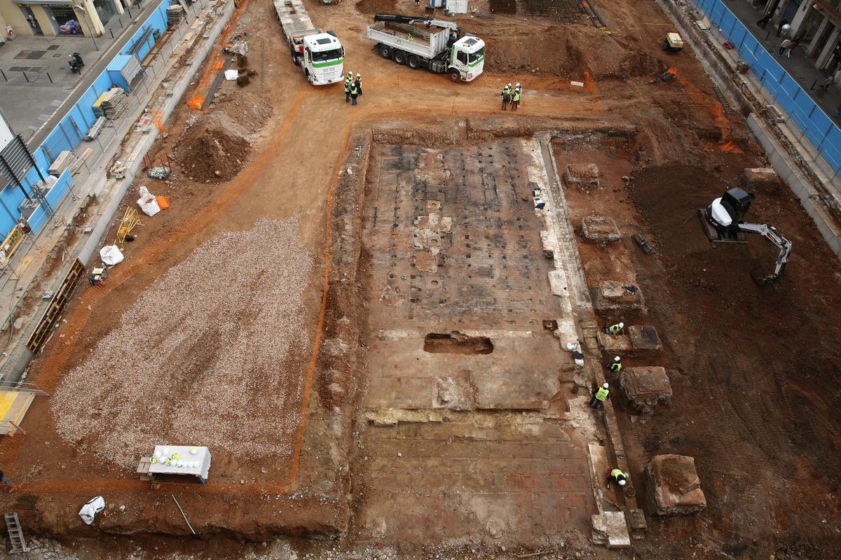 La excavación en el Mercat de lAbaceria deja al descubierto los primeros restos de la fábrica Puigmartí. Está previsto que la excavación arqueológica finalice a principios de abril
