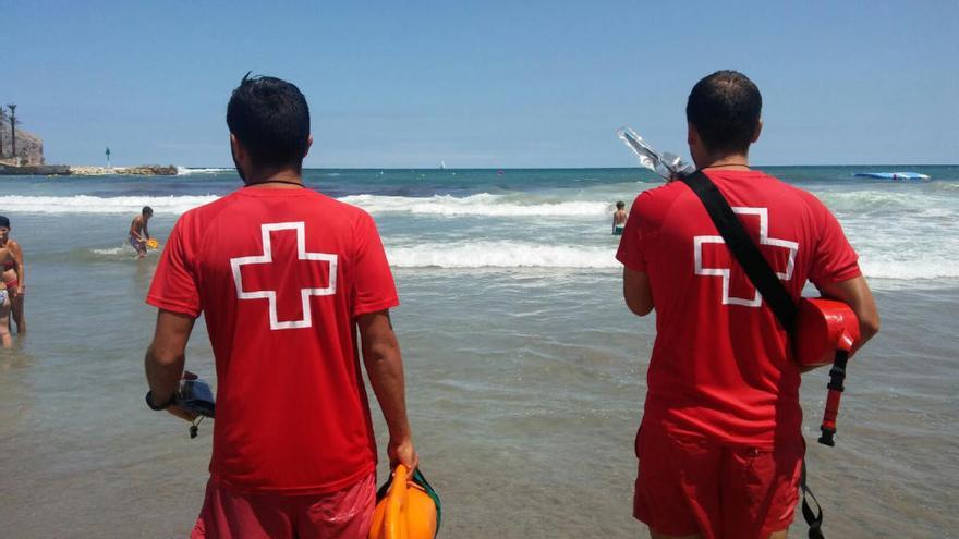 Socorritas de la Cruz Roja en la playa de Xàbia