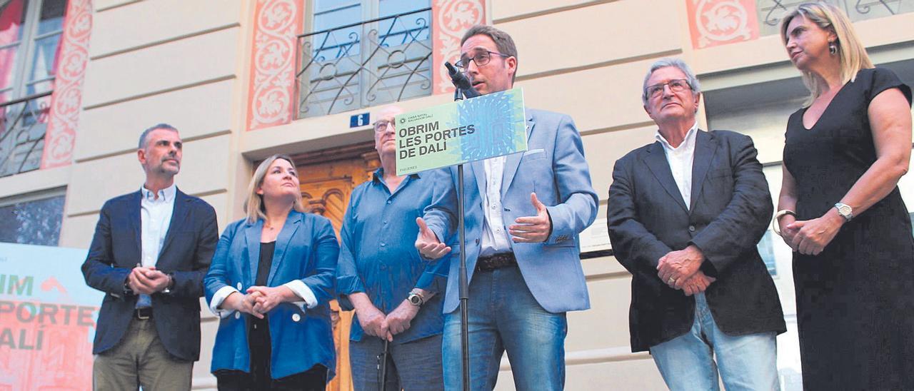 Els sis darrers alcaldes de Figueres, davant l’entrada de la Casa Natal de Salvador Dalí.F