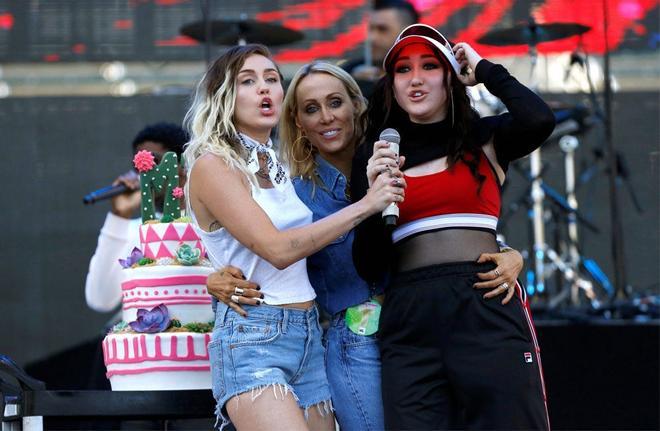 Miley, Tish y Noah Cyrus sobre el escenario de Wango Tango