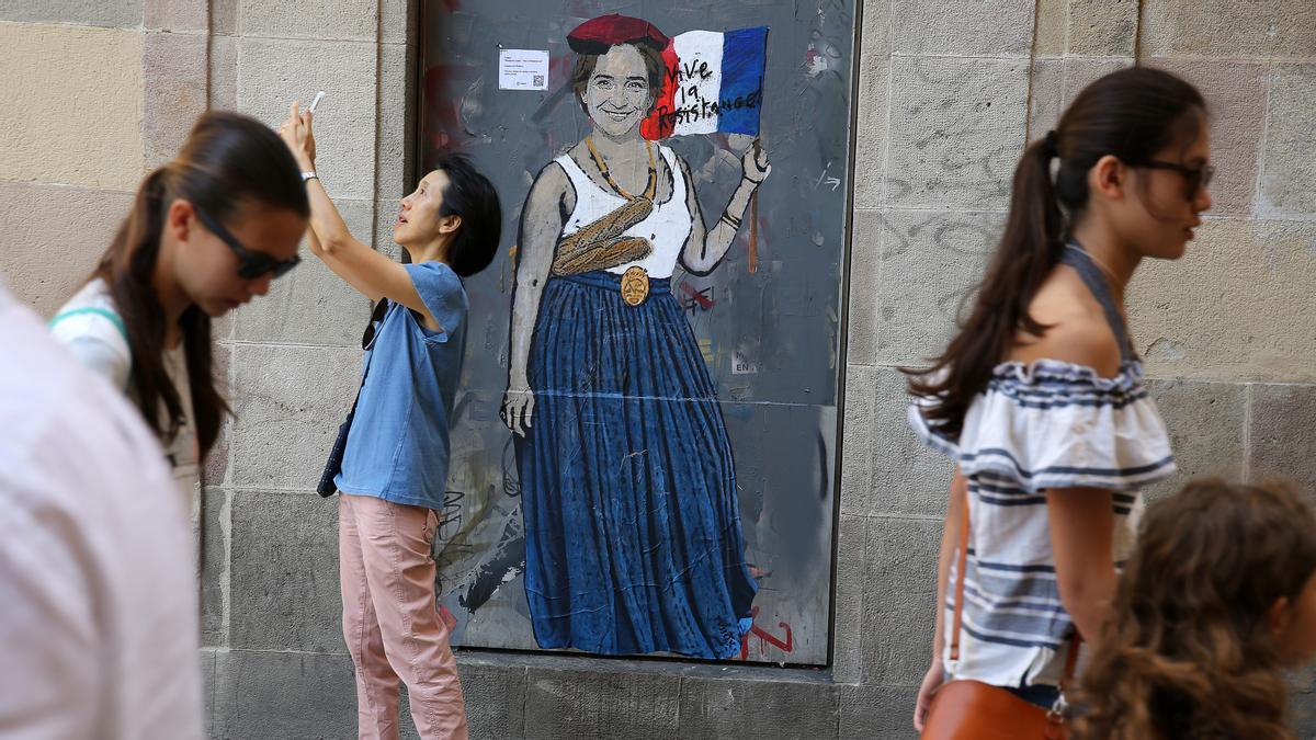 BARCELONA 19/06/2019 Barcelona. El artista urbano TvBoy ha pintado 'Madame Colau' una instalación en la que aparece Ada Colau representada como la Libertad en Francia. FOTO de RICARD CUGAT