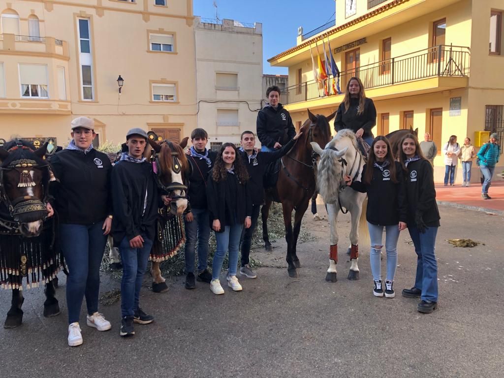 Les millors imatges de l'entrada del Pi de les Quintes i els Quintos a Santa Magdalena