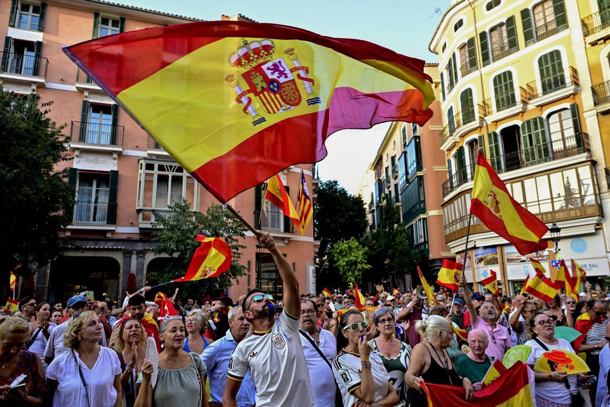 Asistentes a la manifestación con motivo del Día de Ceuta en Palma.