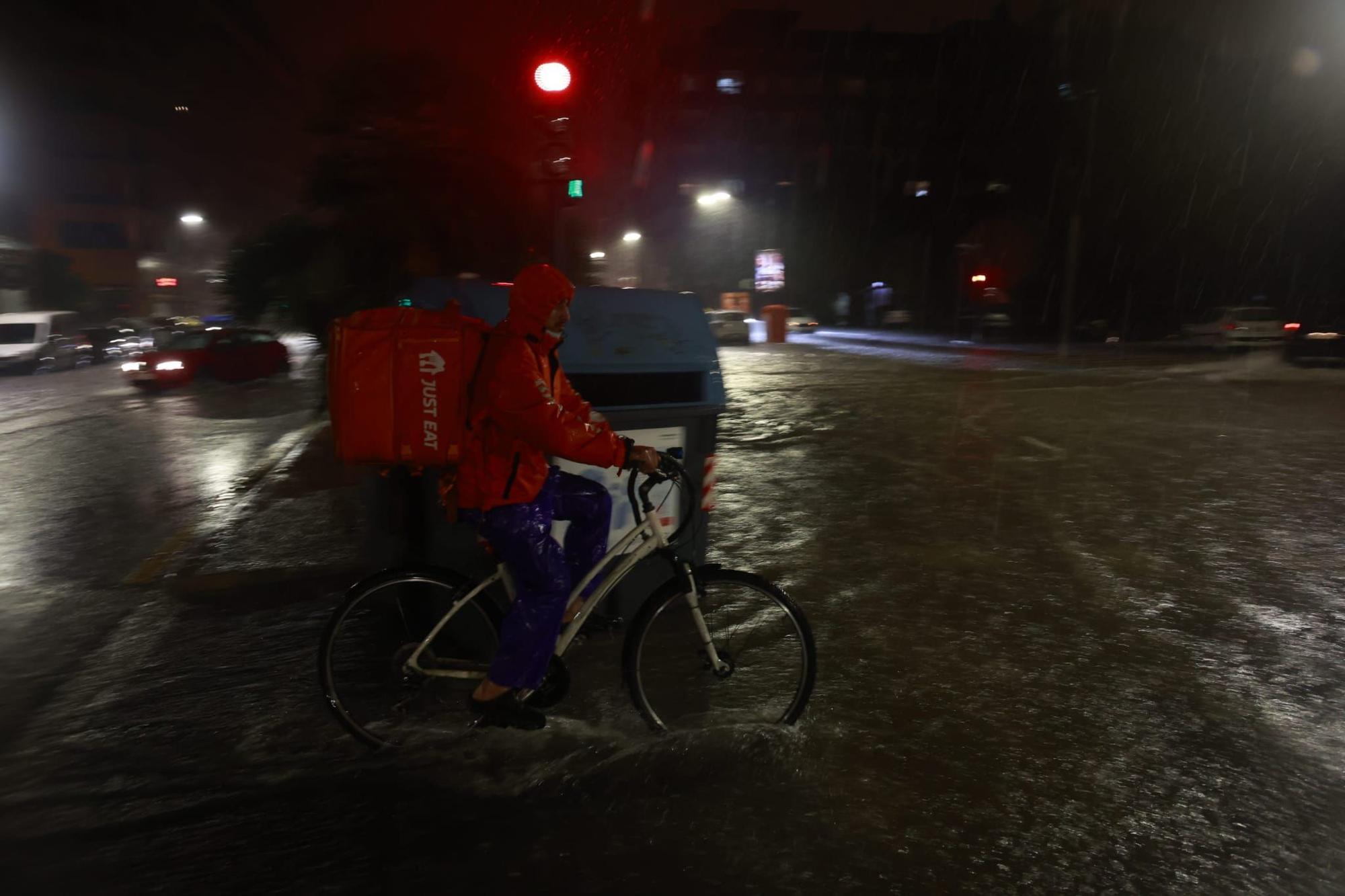 Las lluvias torrenciales descargan con fuerza sobre Valencia