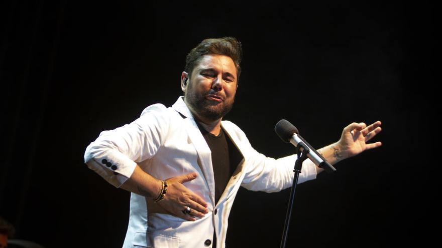 Miguel Poveda, el sábado en el escenario de Nits al Castell de Xàtiva durante una de las primeras canciones de su recital.