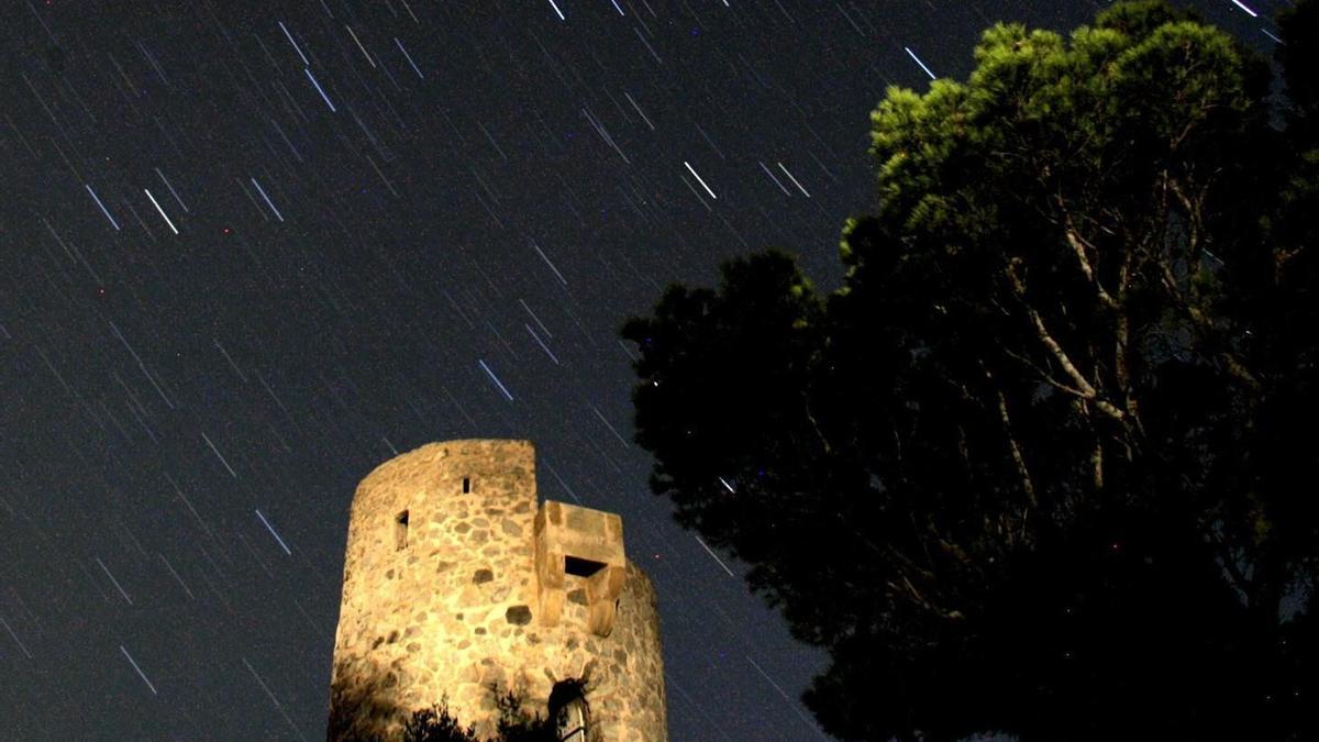 Die Torre de Ses Animes (Turm der Seelen) in Banyalbufar auf Mallorca in einer Nachtaufnahme von 2006..