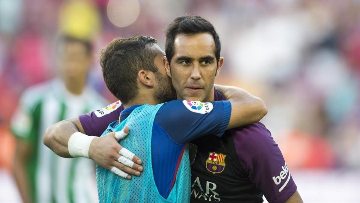 Alba se despide de Bravo en el Camp Nou tras el partido con el Betis.