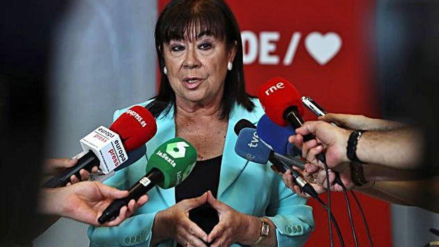 La presidenta del PSOE, Cristina Narbona, atén als mitjans de comunicació, ahir.
