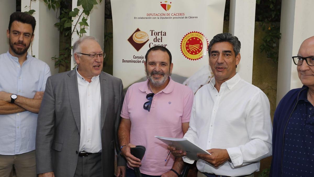 Los gerentes de Quesos del Casar y Doña Francisca SL, junto a Javier Muñoz, director de la D.O.P