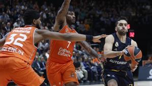 73-76. Un tenaz Real Madrid supera la presión del Valencia de Davies