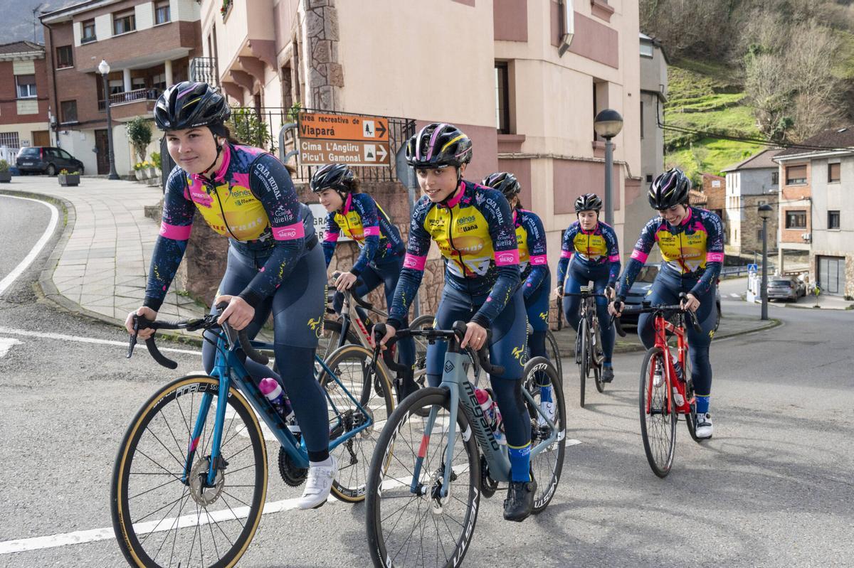 Reportaje sobre el Angliru con el club de ciclismo femenino de Viella