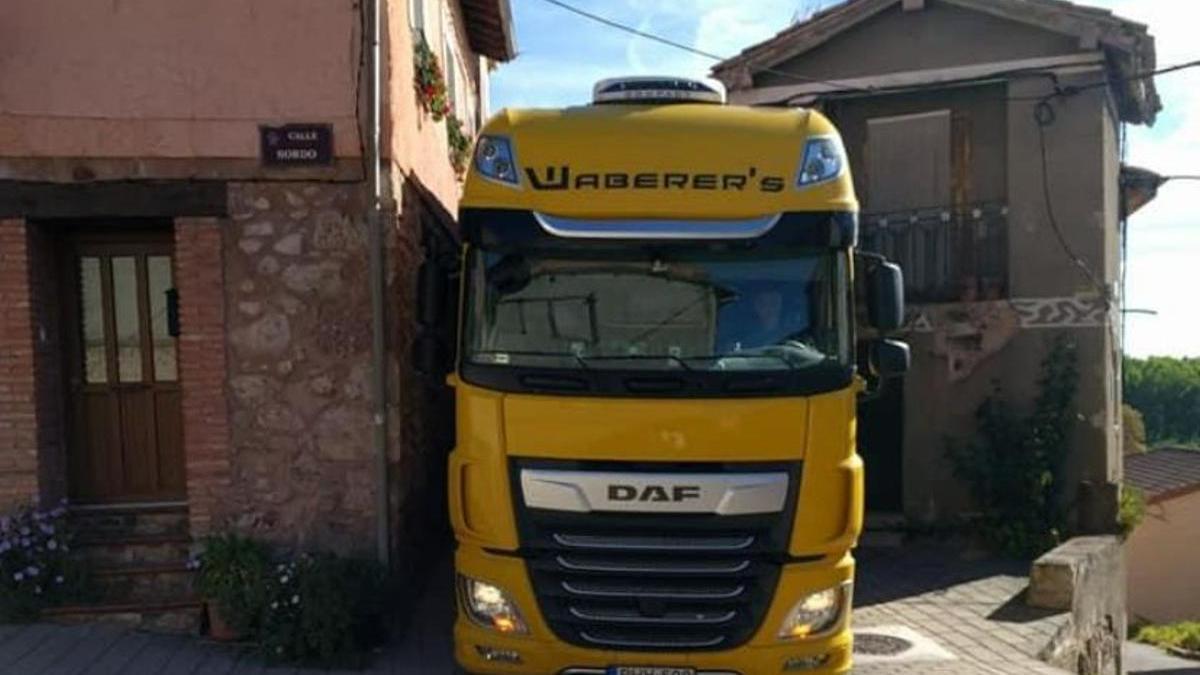 Camión atrapado en las calles de San Millán de la Cogolla, en busca de una gasolinera en Turza