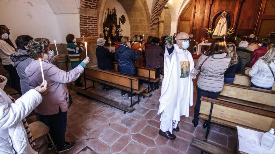 La Virgen de las Candelas bendice a la pequeña María