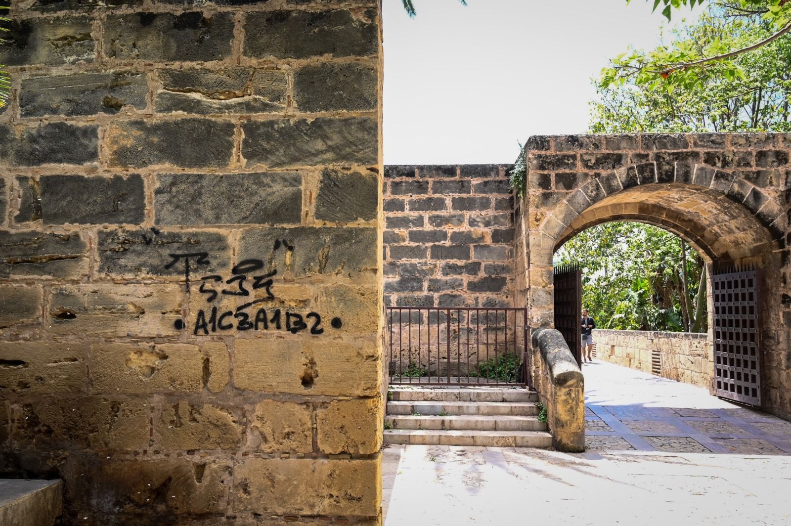 Eliminan las pintadas contra el turismo en s'Hort del Rei y la Almudaina de Palma