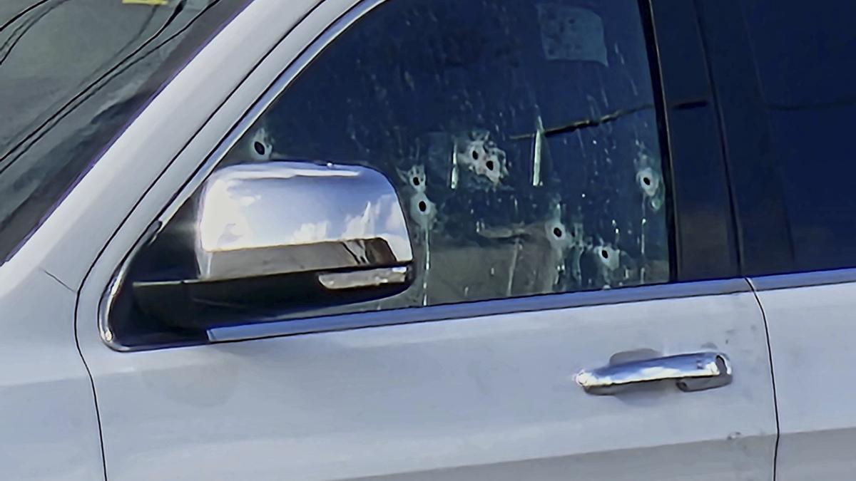 Fotografía de unos impactos de bala en la ventana del vehículo de la víctima.