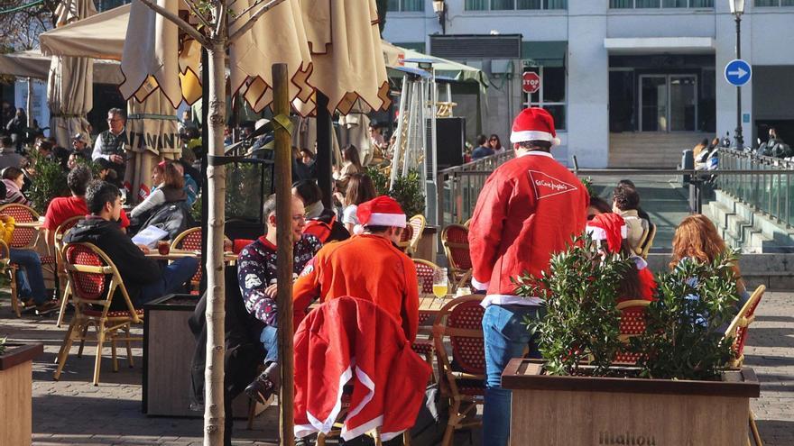 Archivo - (Foto De ARCHIVO) Una Terraza Llena De Gente Durante El Aperitivo De Nochebuena En El Centro De La Ciudad