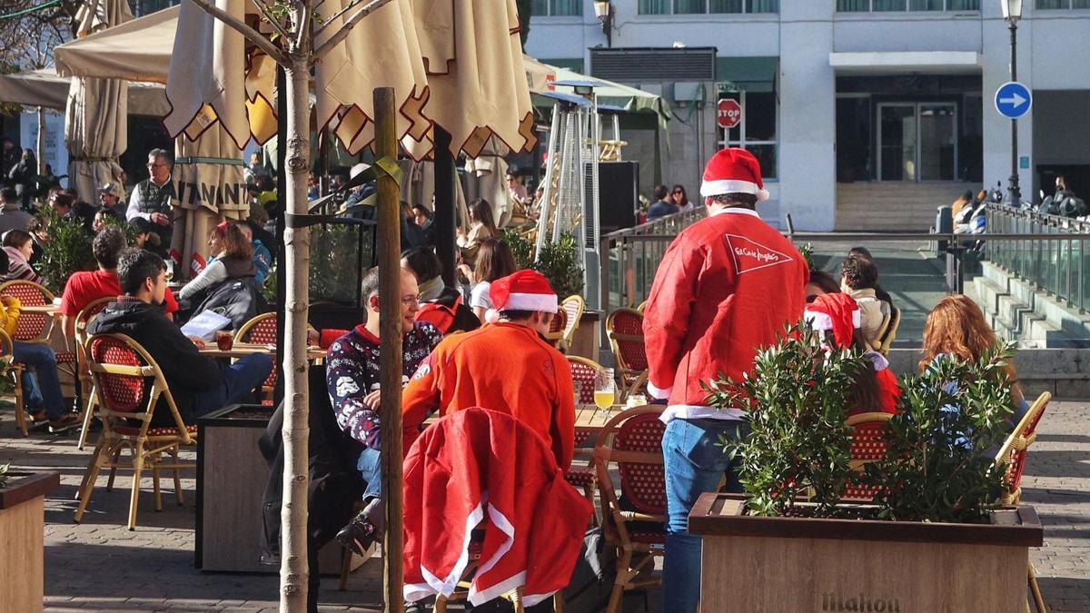Archivo - (Foto De ARCHIVO) Una Terraza Llena De Gente Durante El Aperitivo De Nochebuena En El Centro De La Ciudad