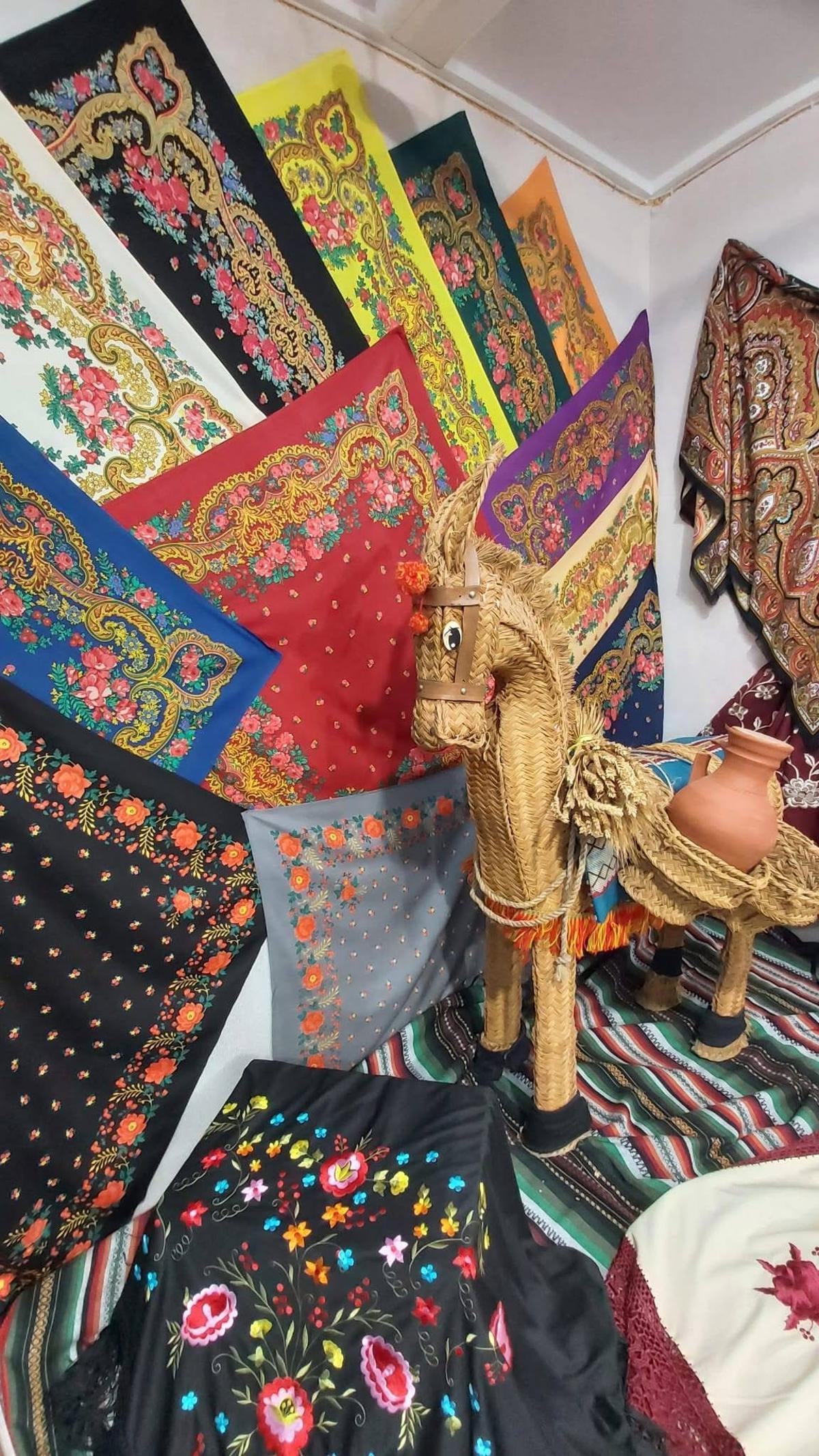 FOTOGALERÍA | Así luce el nuevo escaparate 'extremeño' de Retales Manolo en Cáceres