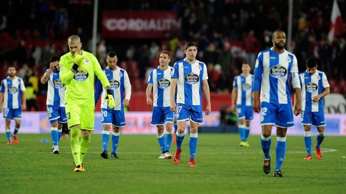 Los jugadores del Deportivo de la Coruña frente al Sevilla