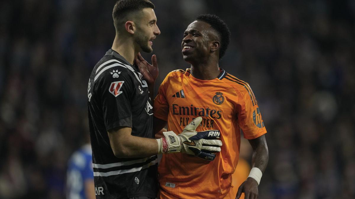 Vinícius y Joan García, durante el encuentro de Laliga entre el Espanyol y el Real Madrid en Cornellà