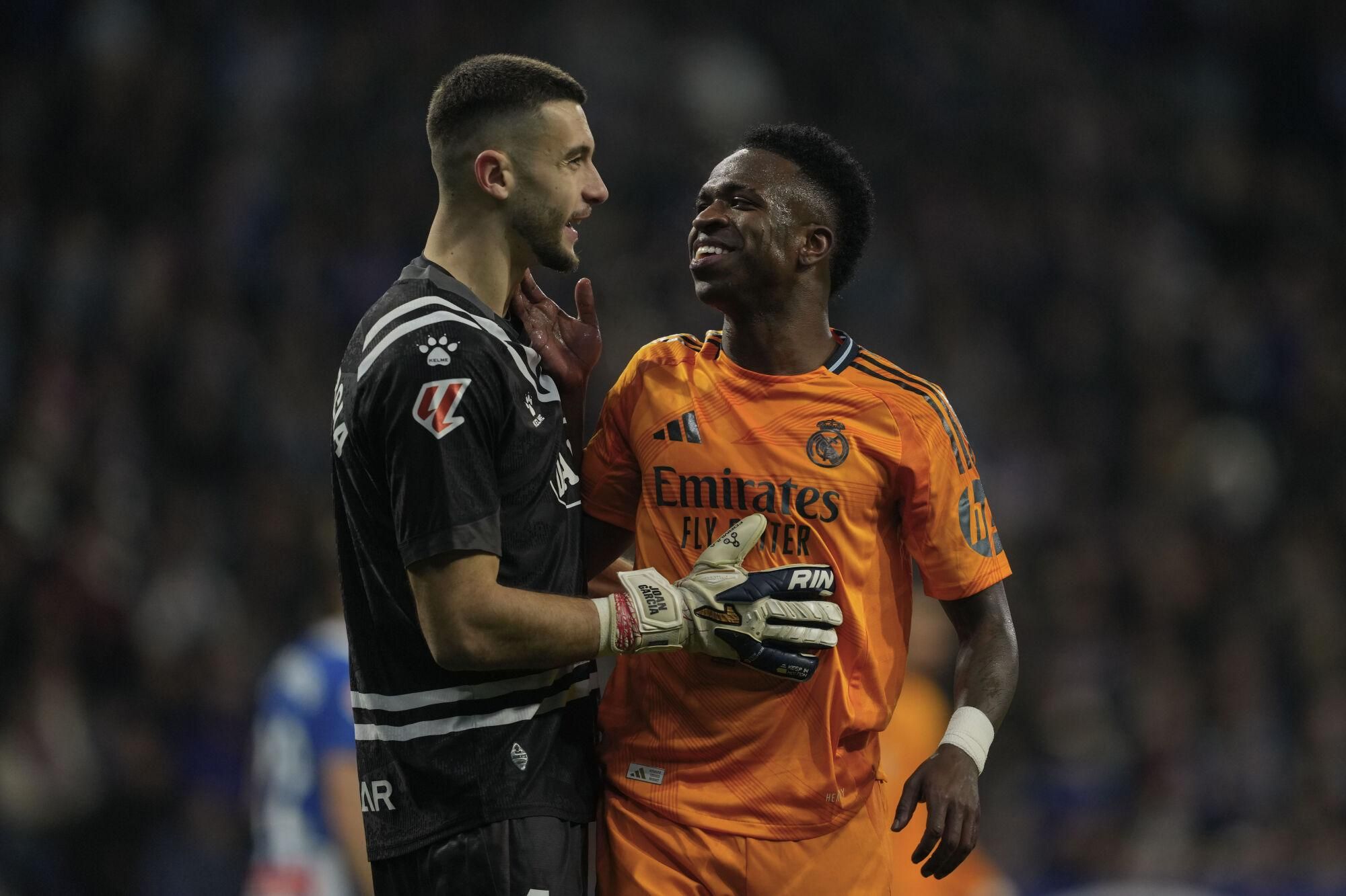Vinícius y Joan García, durante el encuentro de Laliga entre el Espanyol y el Real Madrid en Cornellà