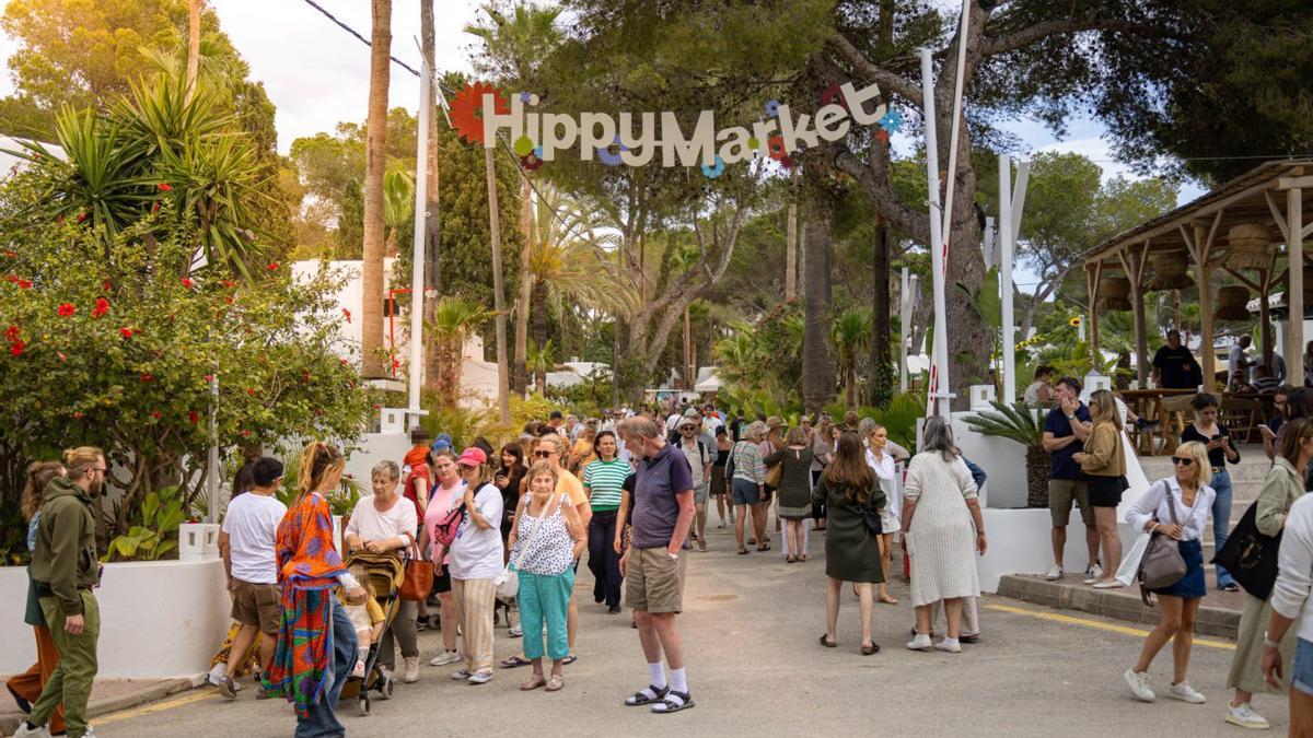 Ambiente en la entrada del Hippy Market Punta Arabí, en es Canar.