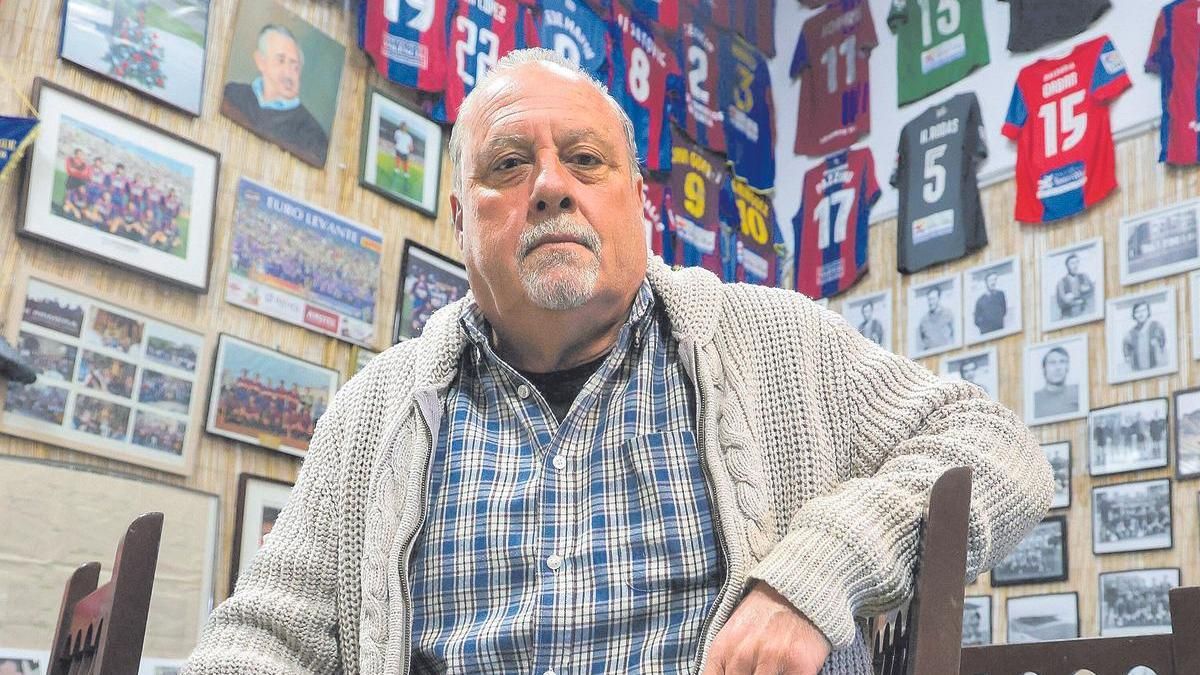 Entrevista en el Raconet con el jardinero del Levante UD Raimon con motivo de la visita del Sporting de Gijón de donde procedia el ex entrenador del Levante ya fallecido Manolo Preciado