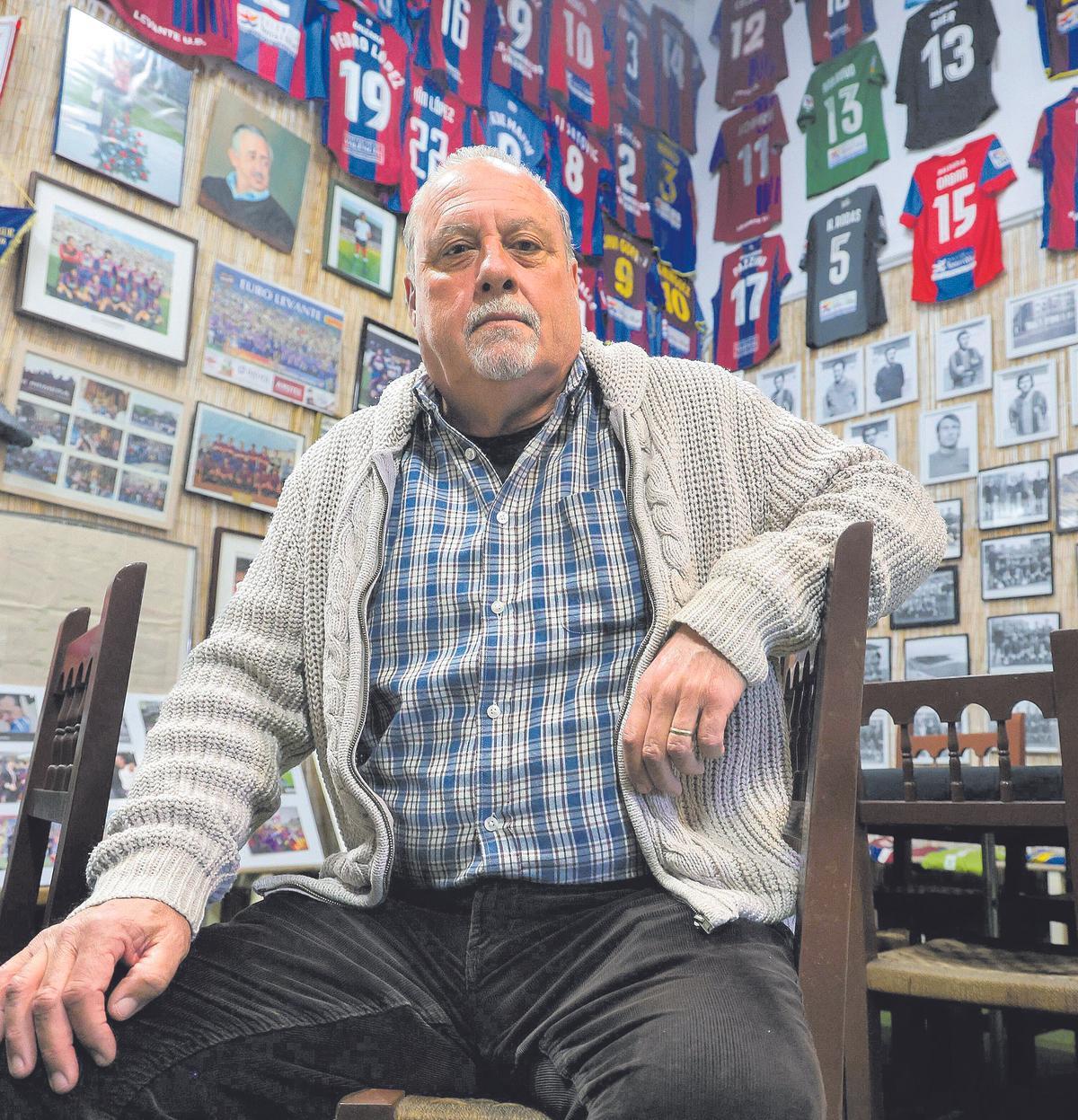 Entrevista en el Raconet con el jardinero del Levante UD Raimon con motivo de la visita del Sporting de Gijón de donde procedia el ex entrenador del Levante ya fallecido Manolo Preciado