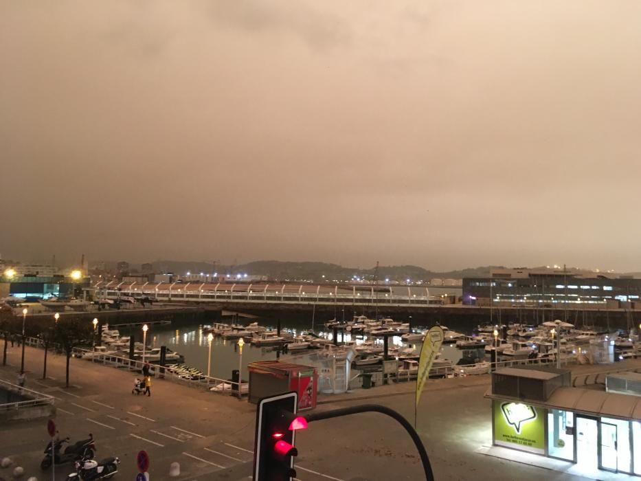 Oscuridad en Gijón por la nube de humo