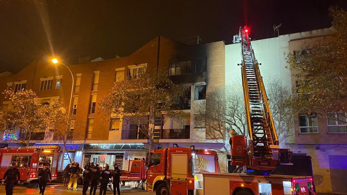 Los vecinos del inmueble han tenido que ser desalojados con una grúa.