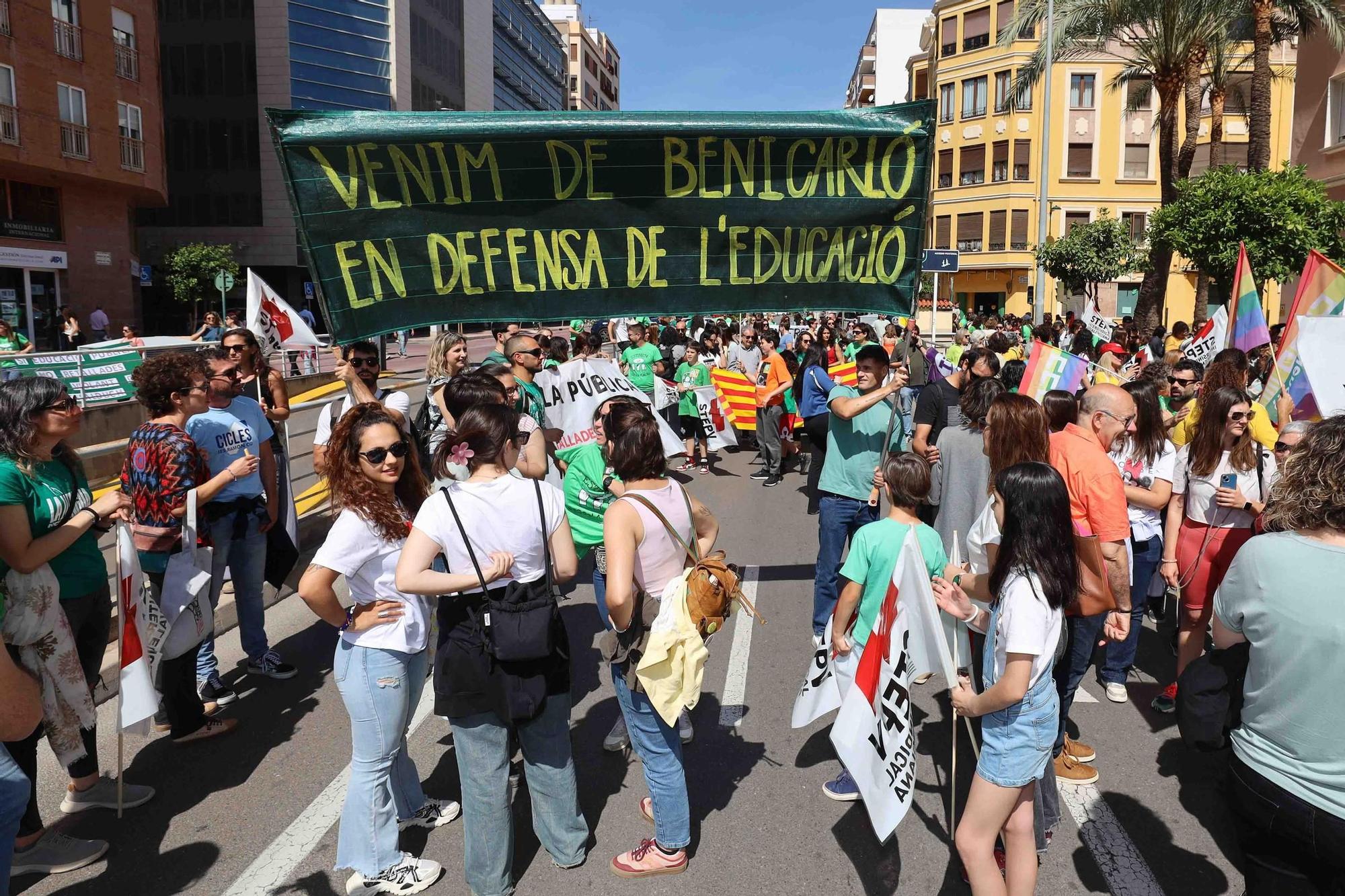 Huelga en la enseñanza: Los sindicatos se manifiestan frente a la dirección territorial de Educación en Castelló