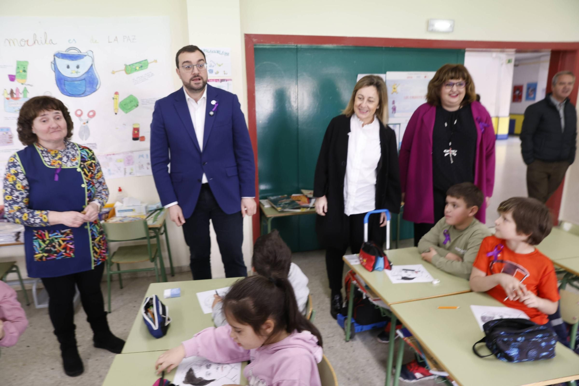 La visita de Adrián Barbón al colegio Lloréu, en Gijón