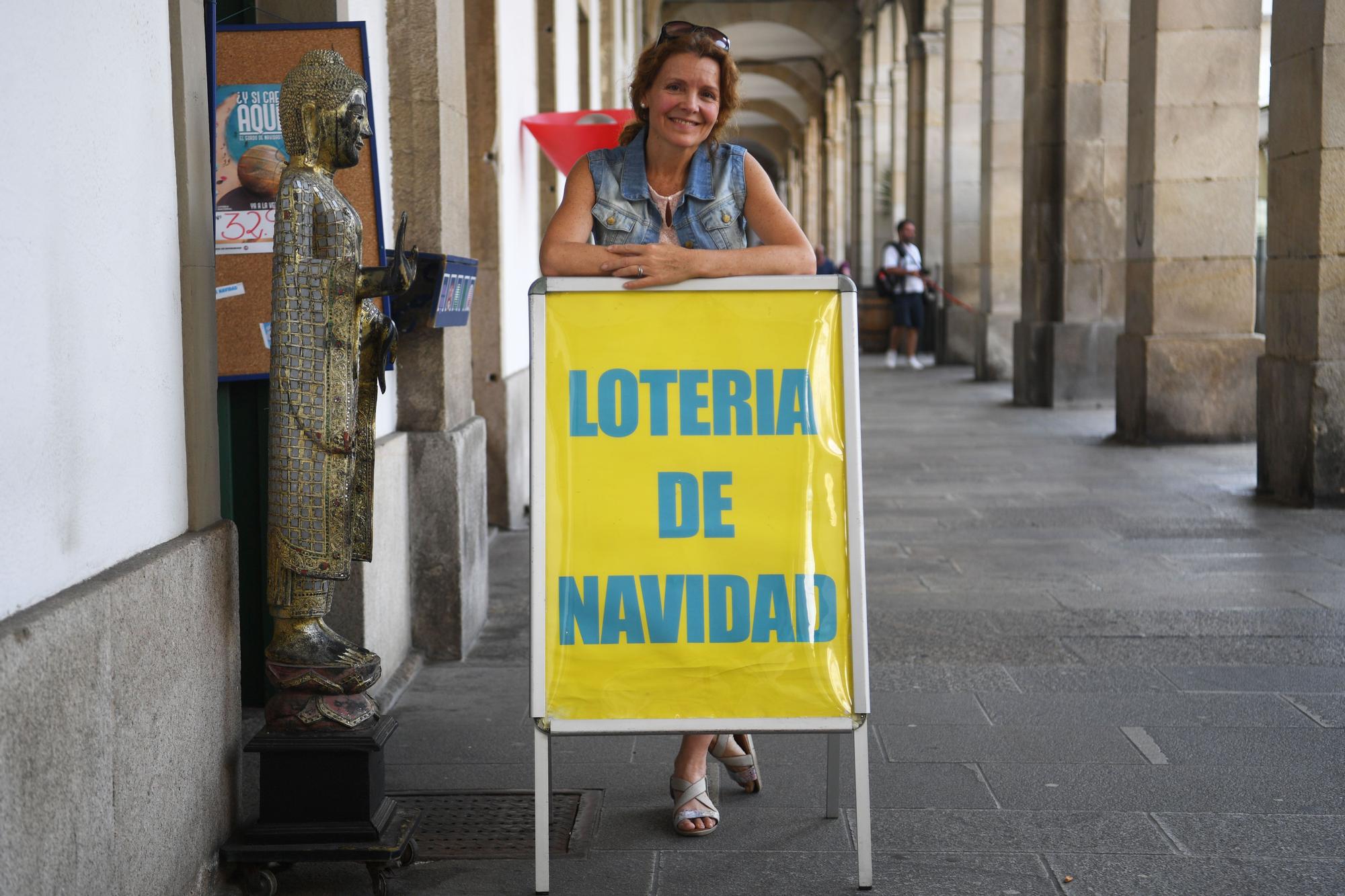 La Lotería de Navidad ya se despacha en A Coruña en plena ola de calor