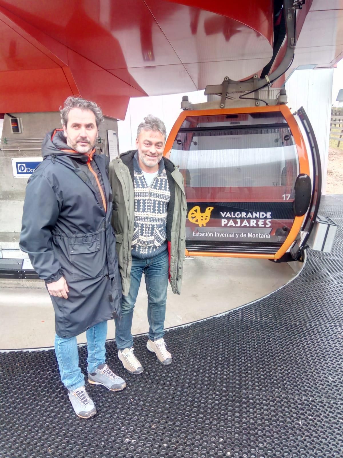Por la izquierda, Javier Martínez, director de la estación, y José Ramón Tuero, exdirector general de Deporte, a punto de coger la telecabina. | A. Velasco