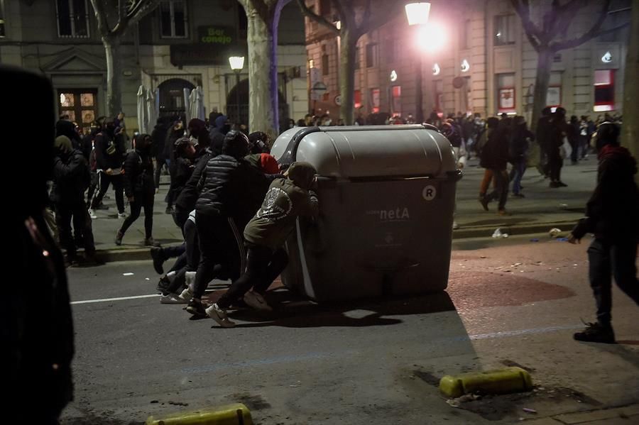 Graves incidentes en Cataluña por la detención del rapero Pablo Hasél