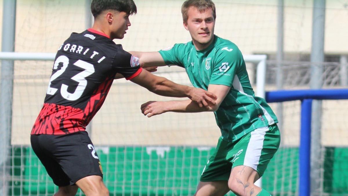 Gorriti, jugador del Mallorca B, defiende a un futbolista del Cornellà