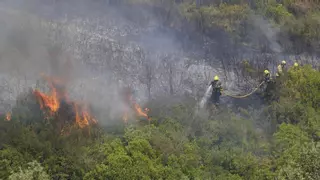 El incendio de Paüls continúa activo tras una noche intensa de lucha contra el fuego