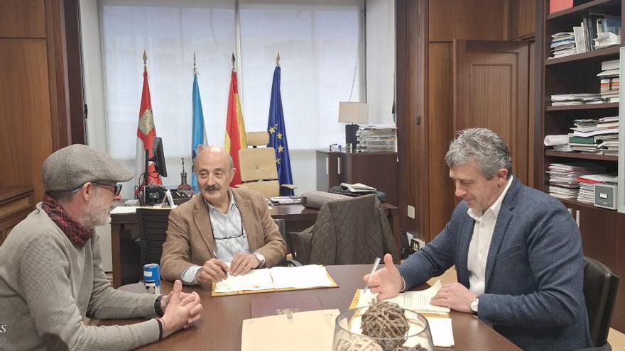 Concello y Confederación rubricando el convenio. |  FdV