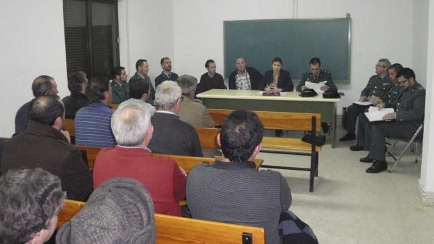 Clara San Damián (al fondo, en el centro), en la reunión que mantuvo ayer con los alcaldes en La Bóveda.