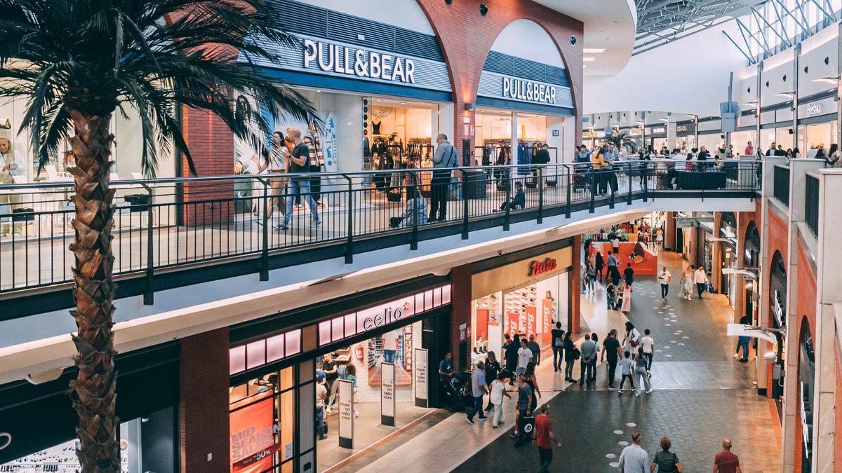 Una imatge de l'interior del centre comercial de Salt.