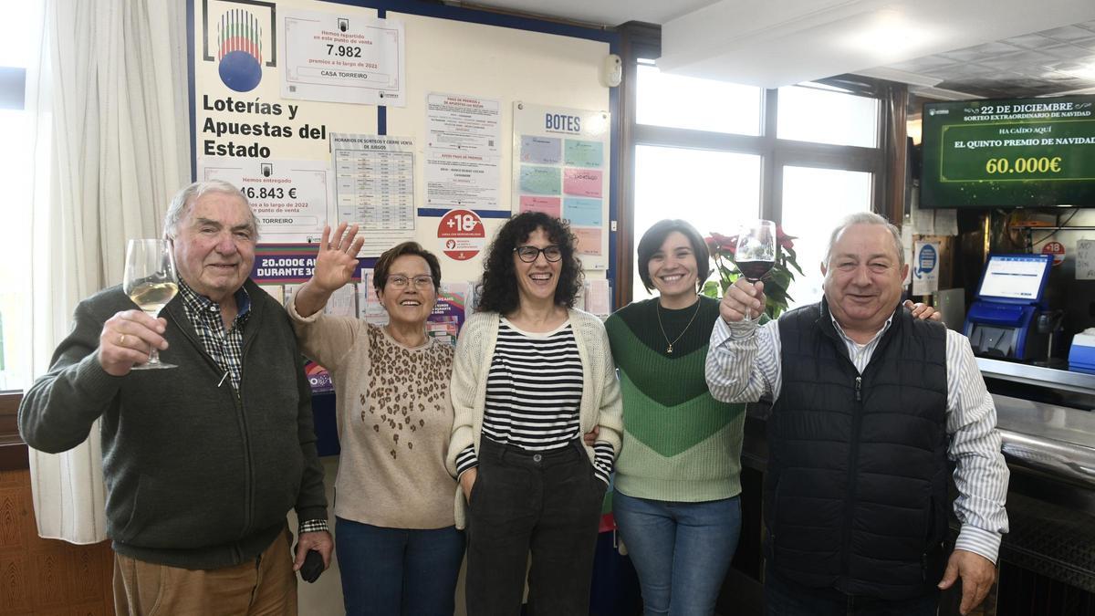 Responsables y clientes del bar Casa Torreiro, en Abegondo, donde ha caído un pellizco del quinto premio: 57421.
