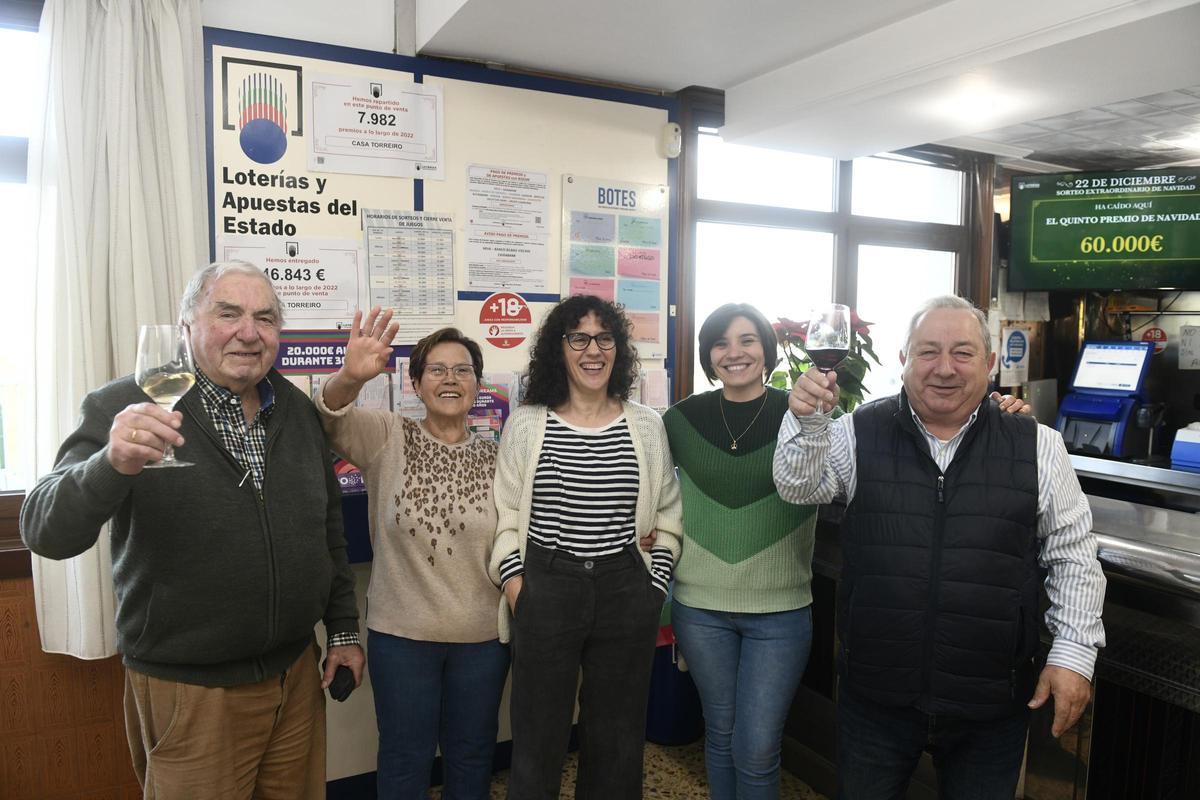 Responsables y clientes del bar Casa Torreiro, en Abegondo, donde ha caído un pellizco del quinto premio.