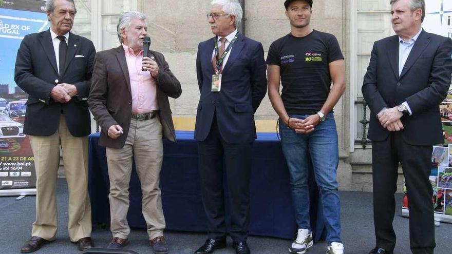 Las autoridades y el piloto Timo Scheider, ayer, en la presentación de la prueba. // Jesús Regal