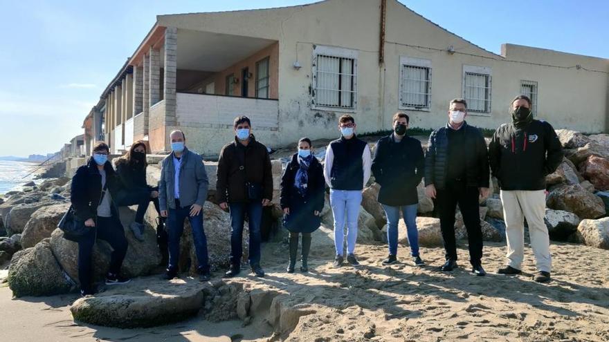 Imagen de los representantes del PP en las casas de primera línea de la playa de Babilonia amenazadas por el mar y para las que Costas no ha prorrogado la concesión