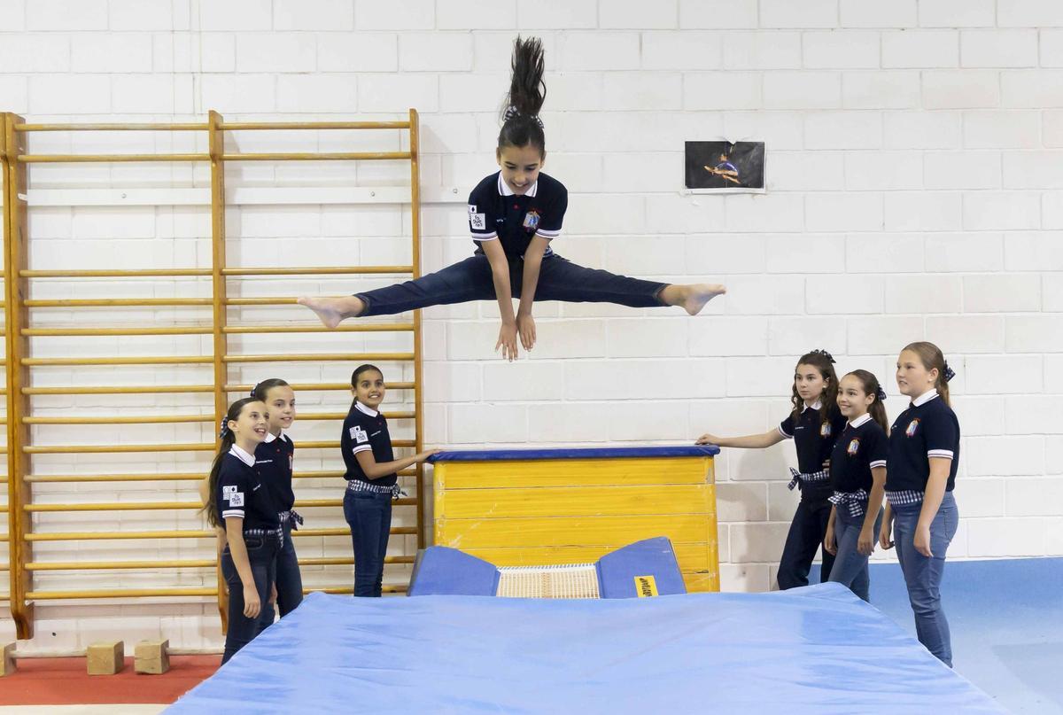La Bellea del Foc infantil y sus damas de honor se atreven con la gimnasia deportiva