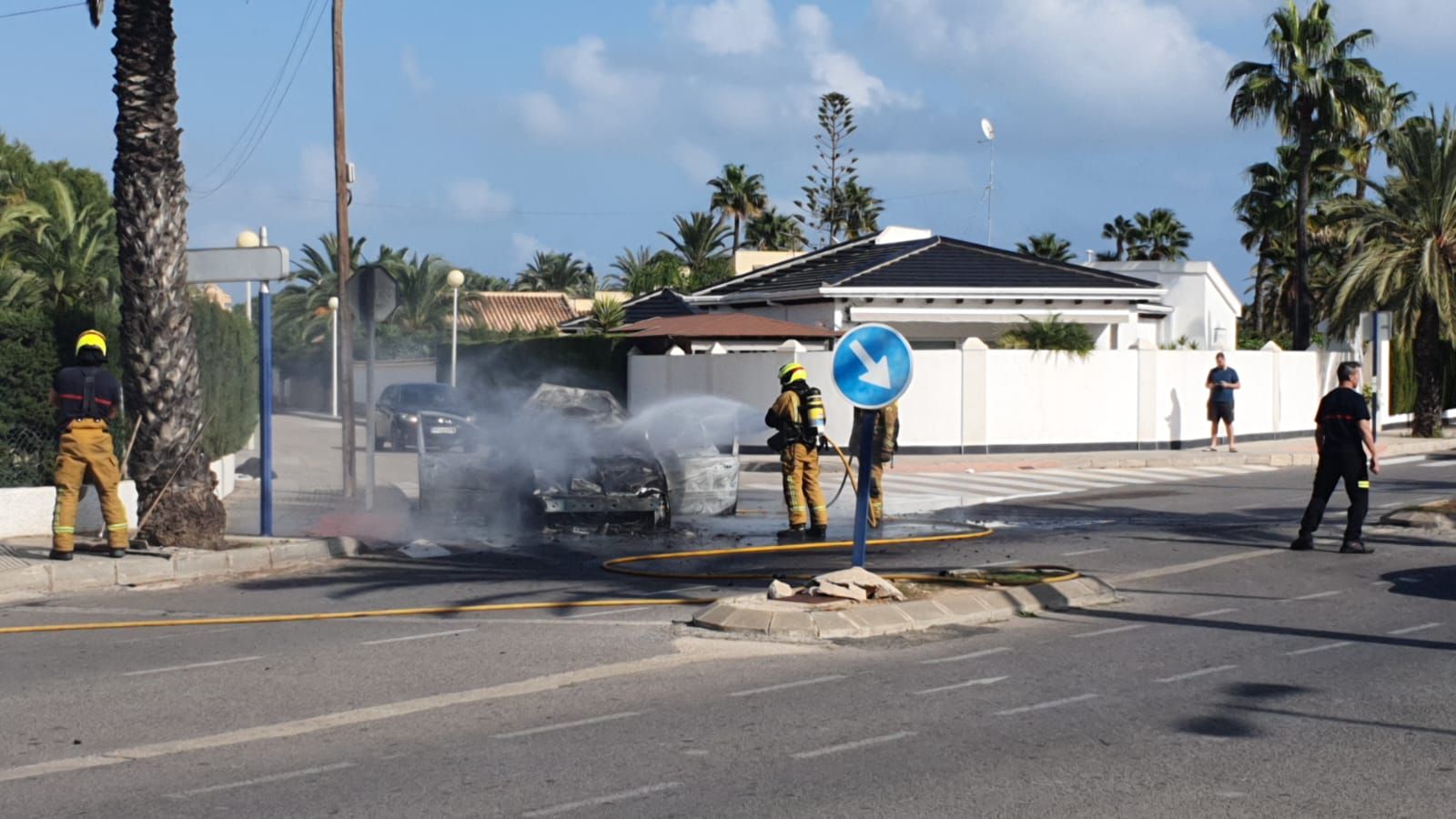 Intervención de los bomberos para apagar el fuego en el coche en la avenida del Cabo