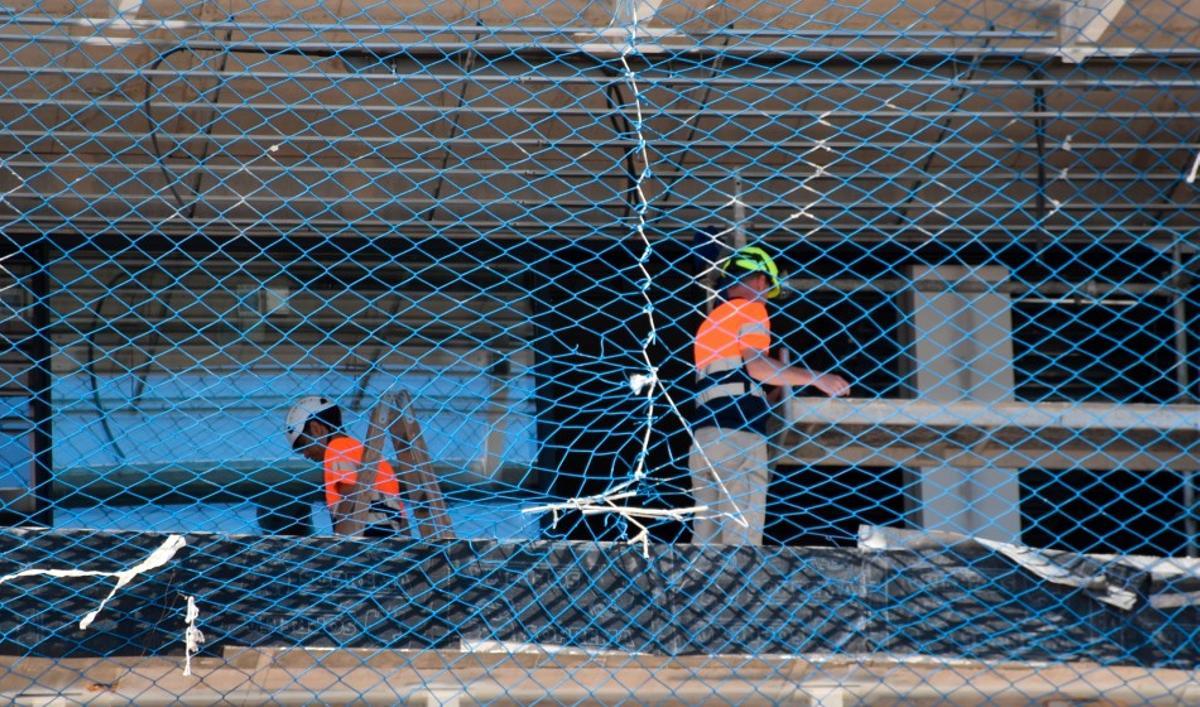 Dos trabajadores en una obra en Santa Eulària.