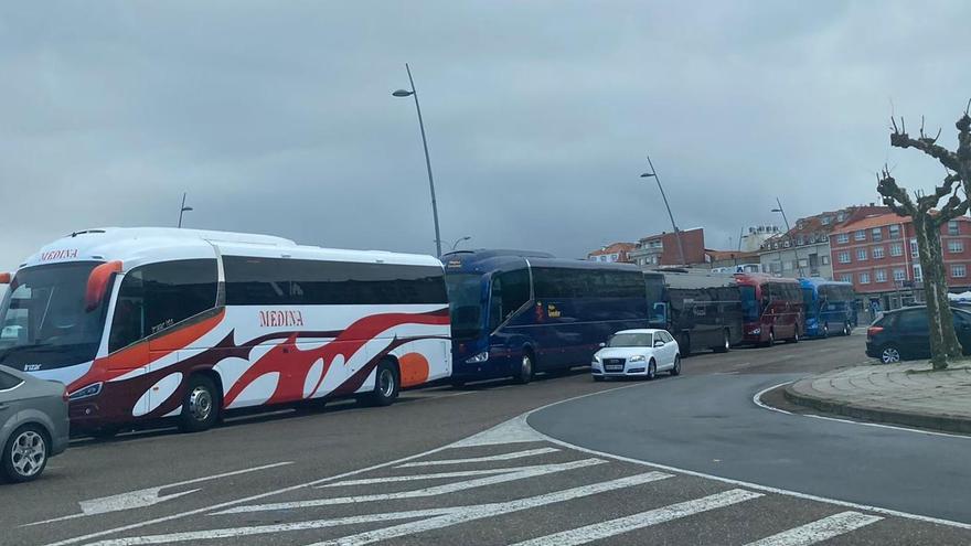 Algunos de los autobuses desplazados hasta O Grove.