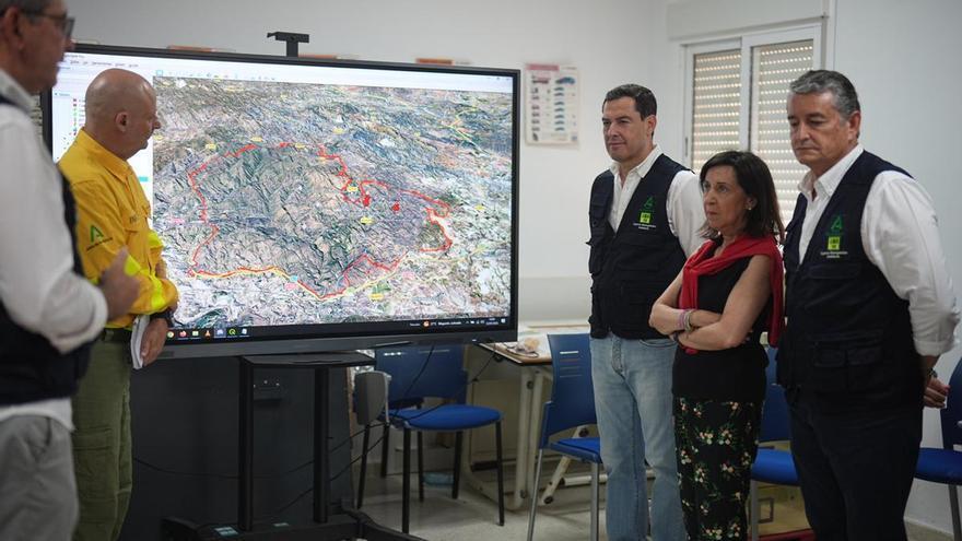 Moreno y Robles visitan el Puesto de Mando Avanzado tras la estabilización del incendio